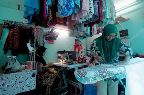 TUKANG JAHIT PAKAIAN RAYA WANITA