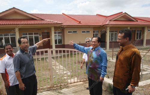 AHMAD MASLAN