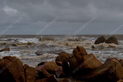 PANTAI TELUK CEMPEDAK BERGELORA