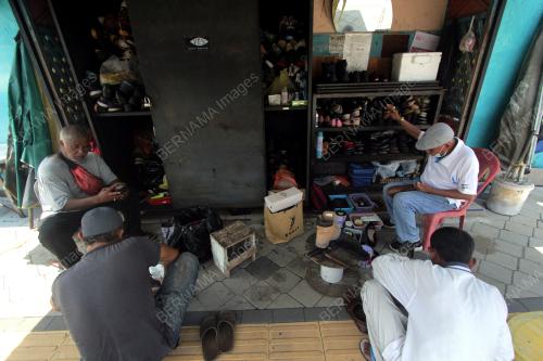 TUKANG KASUT SIBUK MENJELANG AIDILFITRI