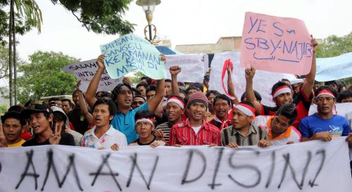 WARGA INDONESIA BERPIKET
