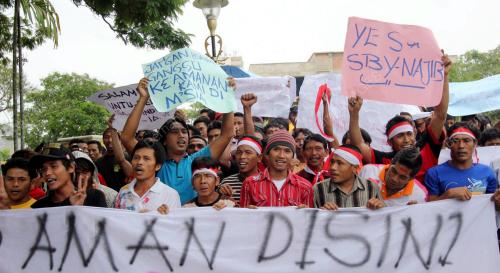 WARGA INDONESIA BERPIKET