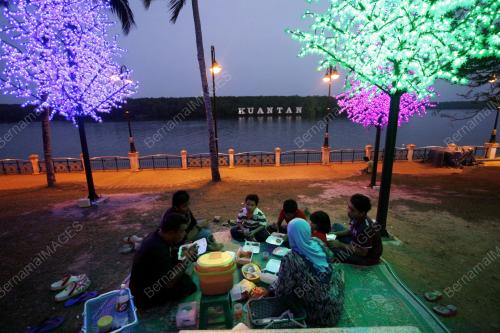 PH02_02082012_BERBUKA