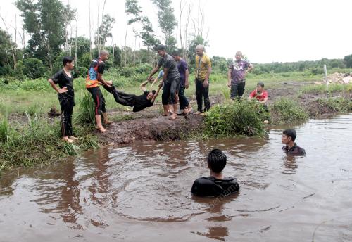 REMAJA MANDI PARIT AIR