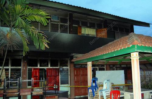 BANGUNAN SEKOLAH TERBAKAR