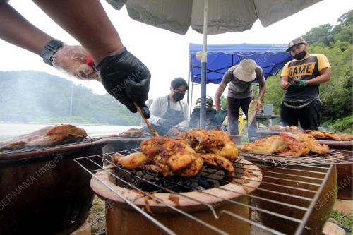 PENIAGA AYAM PASU