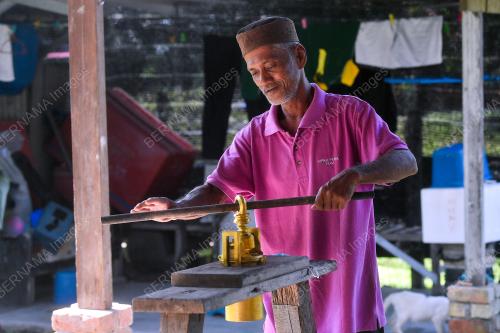 BANTUAN ZAKAT MENAMATKAN STATUS ASNAF