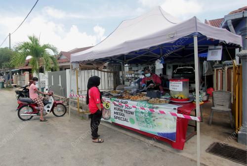 MENJAJA DI HADAPAN RUMAH