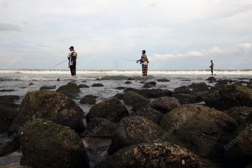 AKTIVITI MEMANCING DI PANTAI BATU HITAM
