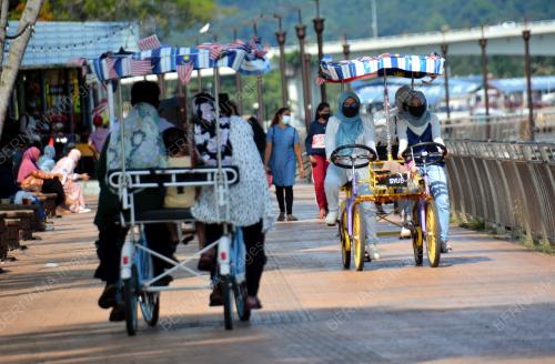 AKTIVITI ORANG RAMAI PADA CUTI HUJUNG MINGGU