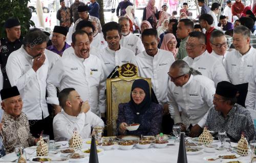 TUNKU AZIZAH AMINAH MAIMUNAH ISKANDARIAH