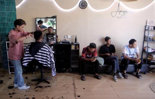 TINJAUAN KEDAI GUNTING RAMBUT MENJELANG RAYA