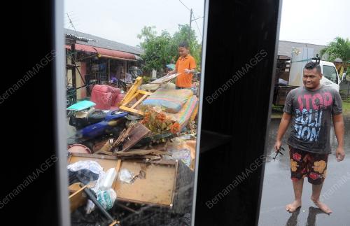 PH02_07122013_BANJIR1