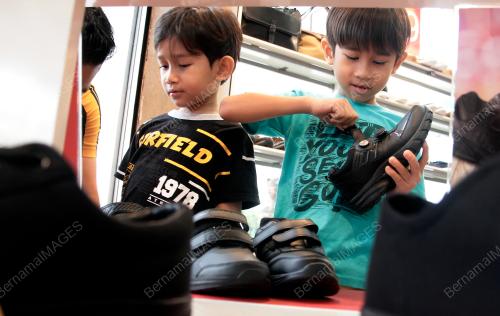MEMBELI KASUT SEKOLAH