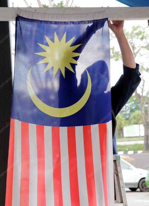 MENGGANTUNG JALUR GEMILANG