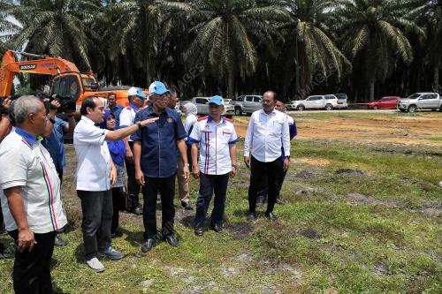 DATUK SERI MAHDZIR KHALID
