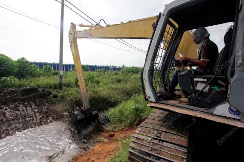 KERJA-KERJA MEMBERSIH PARIT
