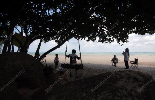 BERTEDUH DI TEPI PANTAI