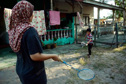 AKTIVITI BERMAIN BADMINTON