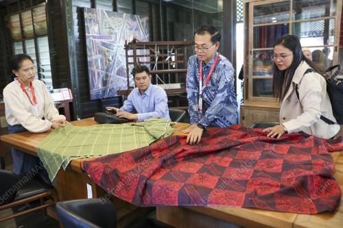 DELEGASI AIPA MELAWAT PERKAMPUNGAN KRAF DIRAJA