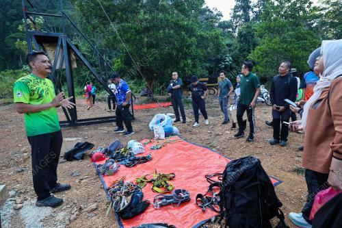 VIA FERRATA DAN ZIPLINE DI GUA TAGANG