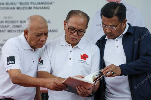 DATUK SERI WAN ROSDY WAN ISMAIL