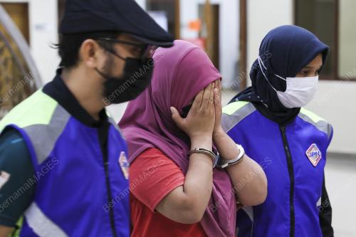 WANITA DIDENDA RM5,000 MILIKI KAD PENGENALAN INDIVIDU LAIN