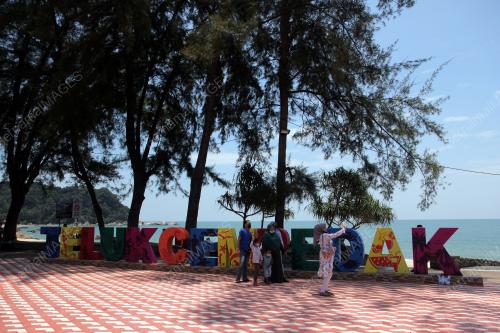 BERSIAR-SIAR DI PANTAI TELUK CEMPEDAK