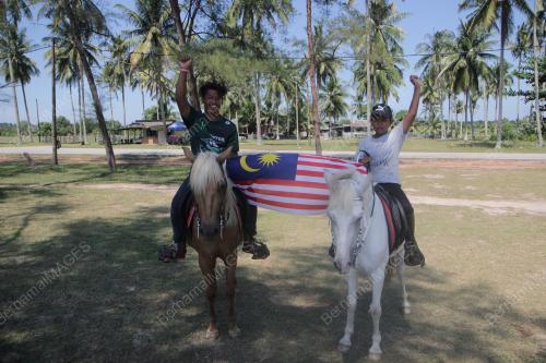 MENUNGGANG KUDA KIBAR JALUR GEMILANG