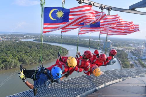 PETUGAS KUANTAN 188 ZAHIR RASA CINTA KEPADA NEGARA DI UDARA