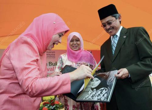 TENGKU AZIZAH AMINAH MAIMUNAH ISKANDARIAH