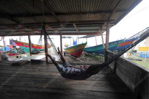 NELAYAN BEREHAT