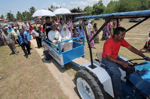 PENGANTIN BERARAK