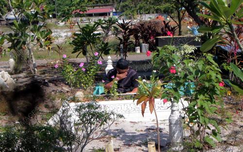 MENZIARAHI KUBUR PADA AIDILADHA