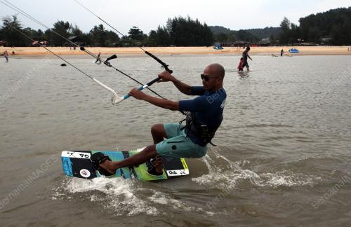 PEMINAT SUKAN KITE SURFING