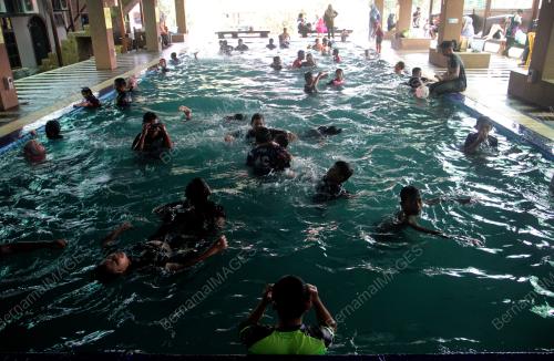 MANDI KOLAM SEJUKKAN BADAN