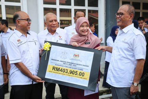 FADHLINA SIDEK