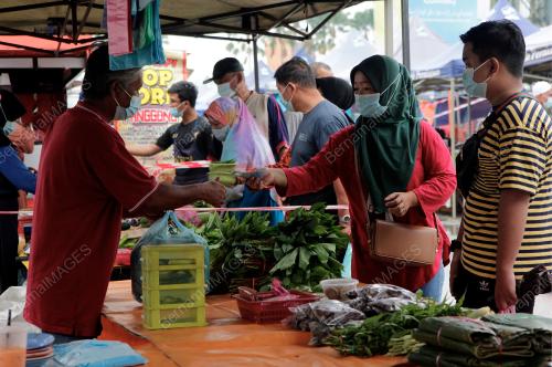 PENGUNJUNG PASAR TANI MEMAKAI PELITUP MUKA