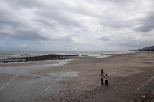 SUASANA PANTAI BATU HITAM LENGANG