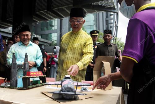 SULTAN ABDULLAH RI'AYATUDDIN AL-MUSTAFA BILLAH SHAH