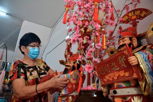 MEMASANG TANGLUNG TAHUN BAHARU CINA