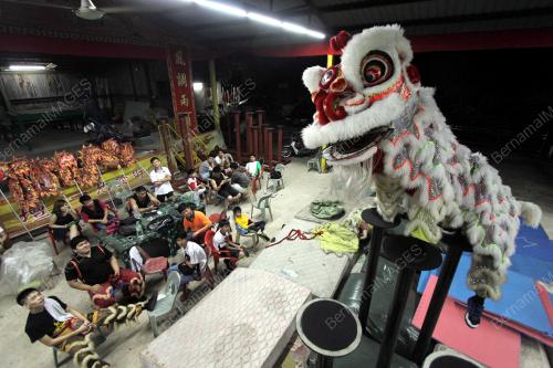 LATIHAN TARIAN SINGA