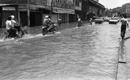 PH02_24062015_BANJIR_KILAT