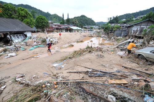 PH02_24102013_BANJIR_LUMPUR