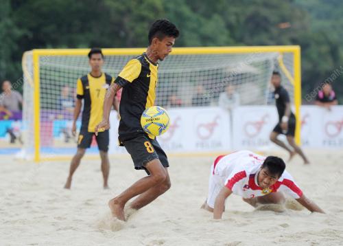 PH02_24102014_BOLA_PANTAI