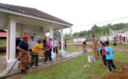 PH02_24112013_GOTONG_ROYONG