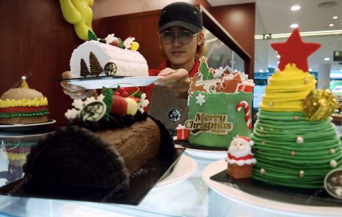 KEK BERTEMAKAN KRISMAS