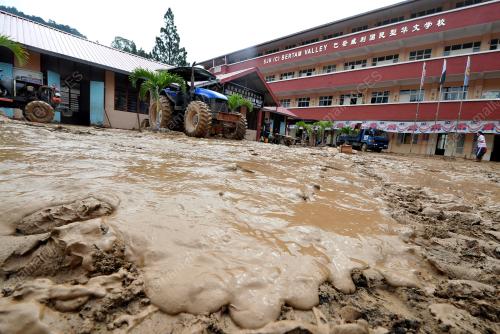 PH02_25102013_BANJIR_LUMPUR