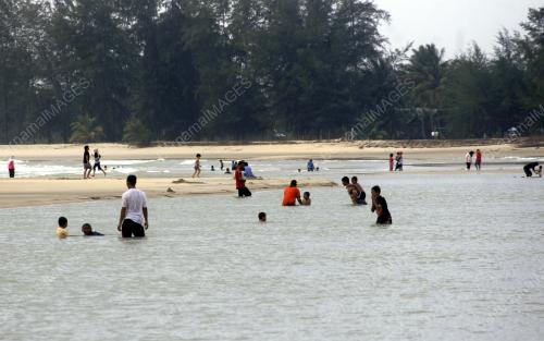 ORANG RAMAI MANDI LAUT