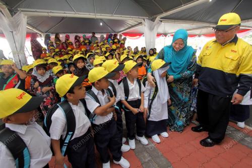 PH02_28122013_LYNAS_SEKOLAH